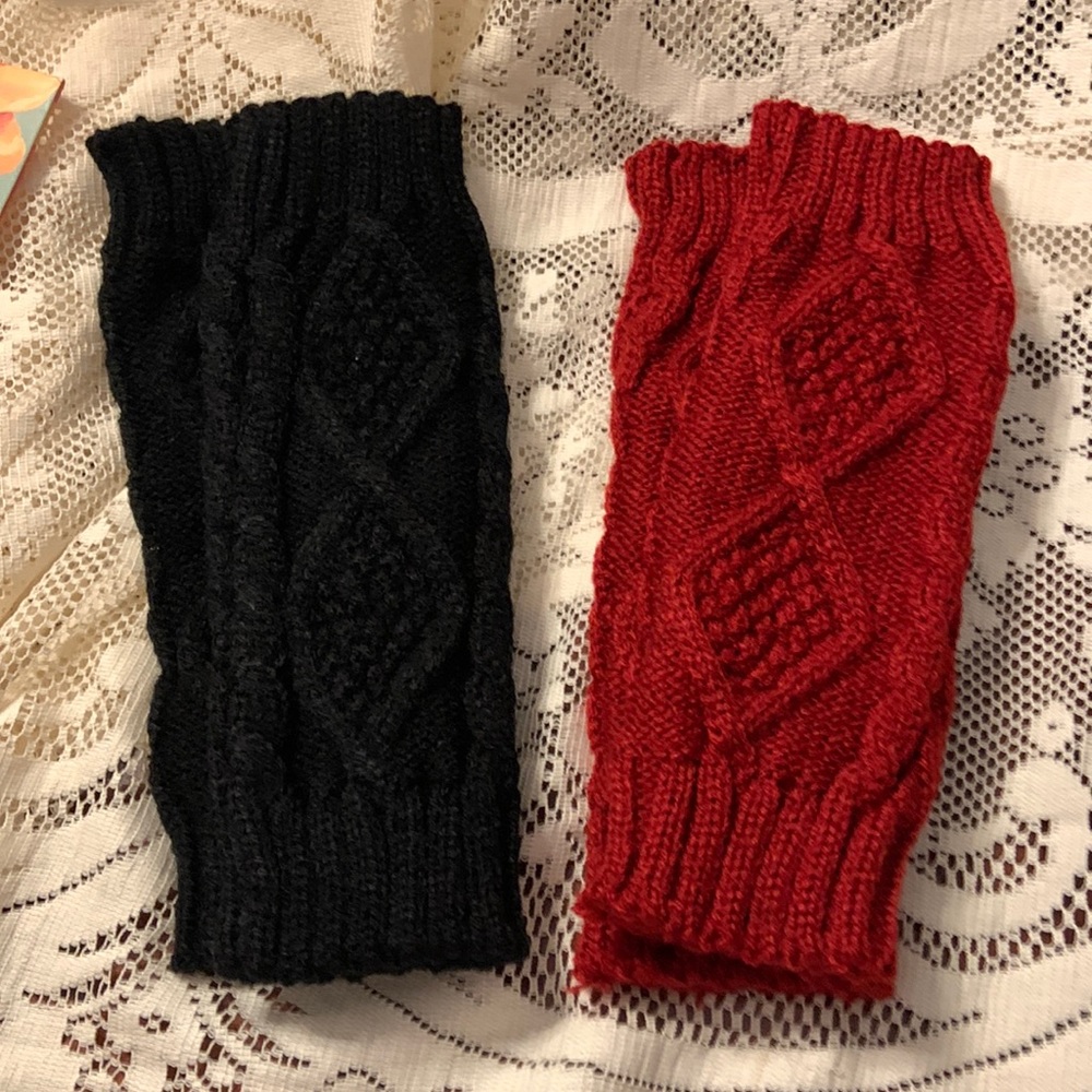 2 SETS OF RHOMBIC KNIT HAND ARM
WARMERS FINGERLESS
GLOVES W/THUMBHOLES